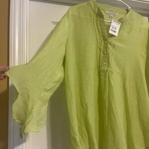 Light green Women’s blouse with 3 buttons and flowy sleeves
